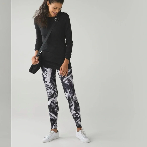 Lululemon Wunder Under Leggings Pant III White Black Abstract Print Size 4 - Picture 2 of 8